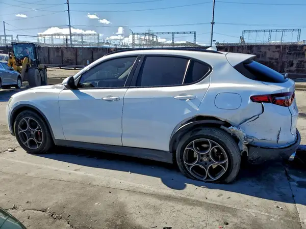 ZASFAKPN0J7B73795 2018 ALFA ROMEO STELVIO - Image 2