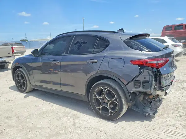 ZASFAKPN0J7B79418 2018 ALFA ROMEO STELVIO - Image 2