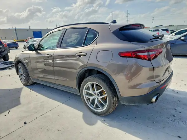 ZASPAJAN1K7C36637 2019 ALFA ROMEO STELVIO - Image 2