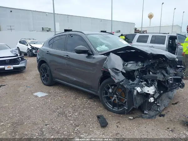 ZASPAJAN9M7D00068 2021 ALFA ROMEO STELVIO - Image 1