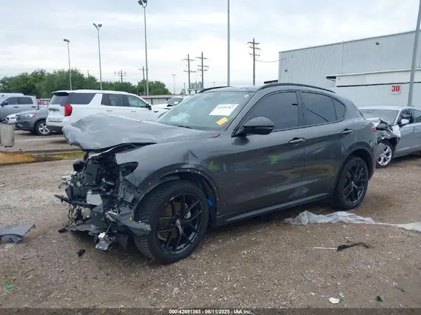 ZASPAJAN9M7D00068 2021 ALFA ROMEO STELVIO - Image 2