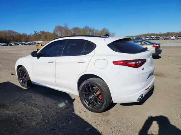 ZASPAKBN0M7D18494 2021 ALFA ROMEO STELVIO - Image 2
