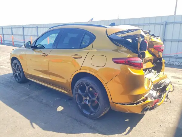 ZASPAKBN0P7D57882 2023 ALFA ROMEO STELVIO - Image 2