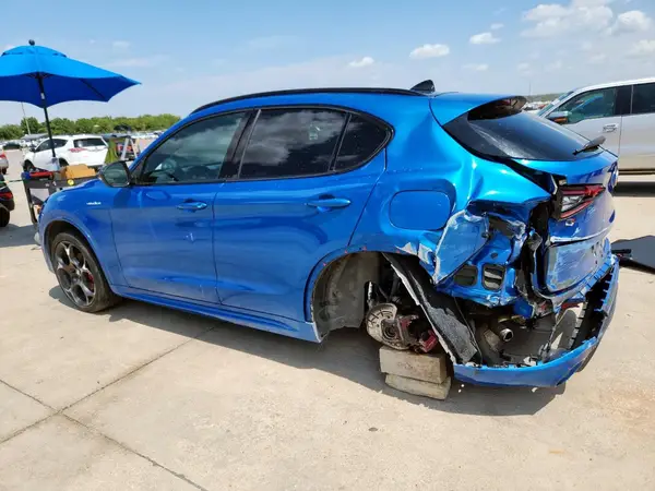 ZASPAKBN5N7D28715 2022 ALFA ROMEO STELVIO - Image 2