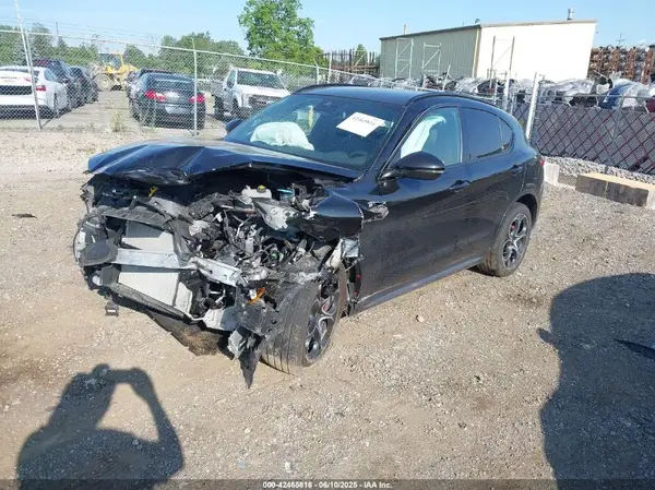 ZASPAKBN6P7D58020 2023 ALFA ROMEO STELVIO - Image 2