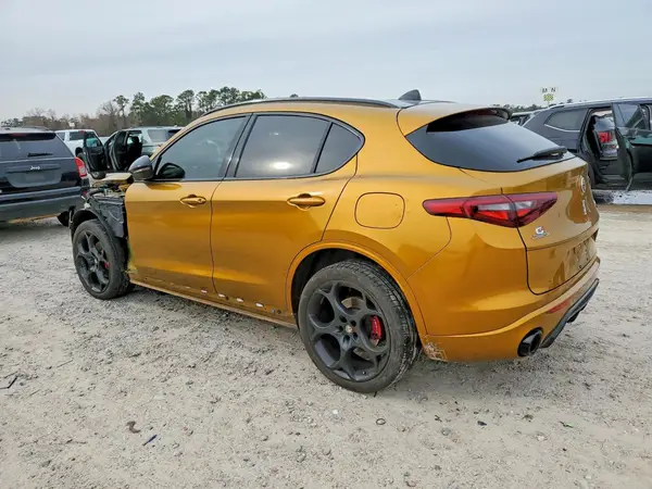 ZASPAKBNXN7D32887 2022 ALFA ROMEO STELVIO - Image 2