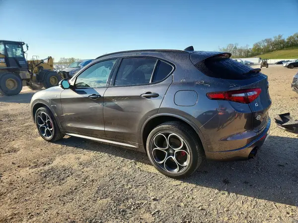 ZASPAKBNXN7D38995 2022 ALFA ROMEO STELVIO - Image 2